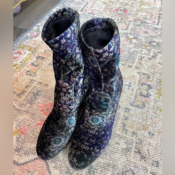 Vero Cuoio Velvet Floral Geometric Booties Size 38 7.5 - Picture 9 of 10